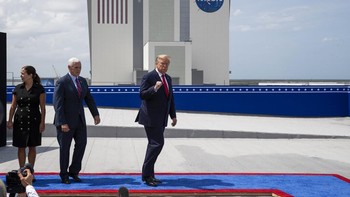 Momen bersejarah ini dihadiri langsung oleh presiden Donald Trump dan wakilnya, Mike Pence. Foto: AP/David J. Phillip