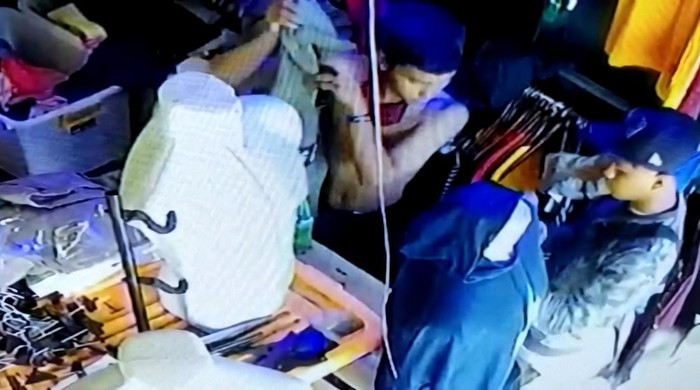 Aksi dua pemuda Sukabumi curi pakaian di distro