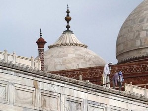 Badai di India Tewaskan 13 Warga, Bagian Kompleks Taj Mahal Rusak