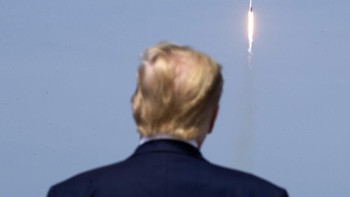 Momen Trump melihat penerbangan itu.  Event ini merupakan misi historis di mana NASA dapat kembali menerbangkan astronaut di pesawat buatan perusahaan Amerika dan digelar di negara sendiri. Foto: AP/David J. Phillip