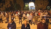 Masjid Al-Aqsa akhirnya kembali dibuka setelah 2,5 bulan ditutup untuk mencegah penyebaran COVID-19. Di hari pertama pembukaannya, sekitar 700 jemaah melaksanakan salat subuh di sana. (Foto: AP/Mahmoud Illean)