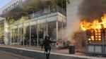 Momen Pos Polisi Los Angeles Dibakar Massa