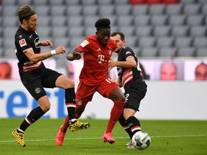 Dikepung Tiga Pemain, Road Runner Davies Melesat Cetak Gol