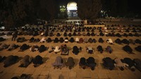 Kompleks masjid Al-Aqsa di Yerusalem kembali dibuka hari ini, Minggu (31/5) setelah ditutup lebih dari dua bulan akibat pandemi virus corona.