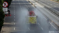 Tampak pemotor yang tengah melintas ikut terkena cairan disinfektan.