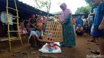 Melihat Mudun Lemah, Tradisi Bagi Bayi yang Baru Bisa Berjalan