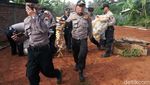 Terbangkan Balon Udara, Warga Kucing-kucingan dengan Polisi
