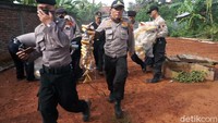 Selain itu polisi juga mengamankan ratusan renteng petasan.