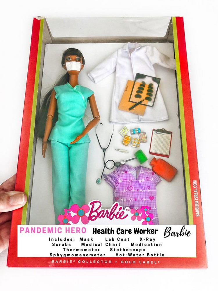 Kreasi Barbie Keren! Ada Tenaga Medis Sampai Si Tukang Meeting di Zoom Perubahan yang terjadi di dunia akibat pandemi COVID-19 digambarkan secara realistis oleh Tonya Ruiz dengan tema karantina. Jadinya seperti apa?
