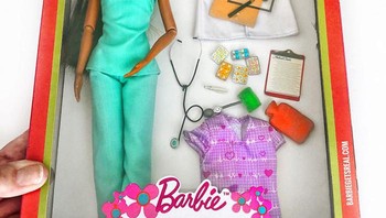 Tonya Ruiz atau dikenal sebagai Grandma Gets Real dikenal sebagai orang yang aktif mengampanyekan standard tubuh yang tidak realistis pada boneka Barbie. Foto: Instagram @grandmagetsreal via Bored Panda