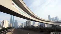 Tidak ada kepadataan atau antrean kendaraan roda dua maupun roda empat di ruas Jalan Gatot Subroto, Jakarta Selatan.