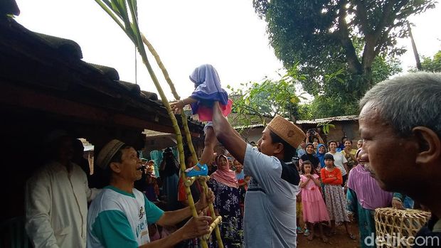 Prosesi mudun lemah di Desa Sowan Lor, Kecamatan Kedung, Jepara, Minggu (31/5/2020).