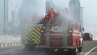 Penyemprotan disinfektan tersebut difokuskan pada jalan-jalan protokol dan lingkungan di lima wilayah DKI.