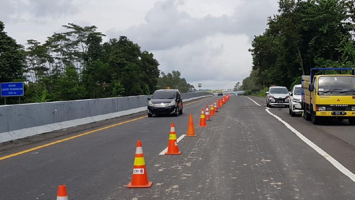 Jalur Tol Ungaran-Semarang KM 426+600 yang sempat tertutup longsor sudah dibersihkan, Minggu (31/5/2020).