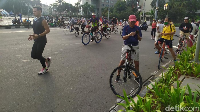 Aktivitas warga di Bundaran HI saat PSBB