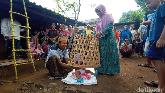 Prosesi mudun lemah di Desa Sowan Lor, Kecamatan Kedung, Jepara, Minggu (31/5/2020).