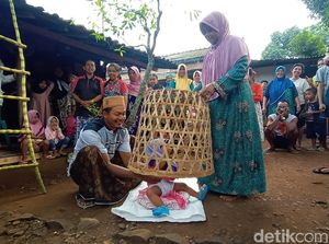 Mudun Lemah, Tradisi Bagi Bayi yang Masih Dilestarikan di Jepara
