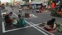 Pedagang menjual dagangannya di depan Pasar Pegirian, Surabaya, Jawa Timur, Minggu (31/5/2020).