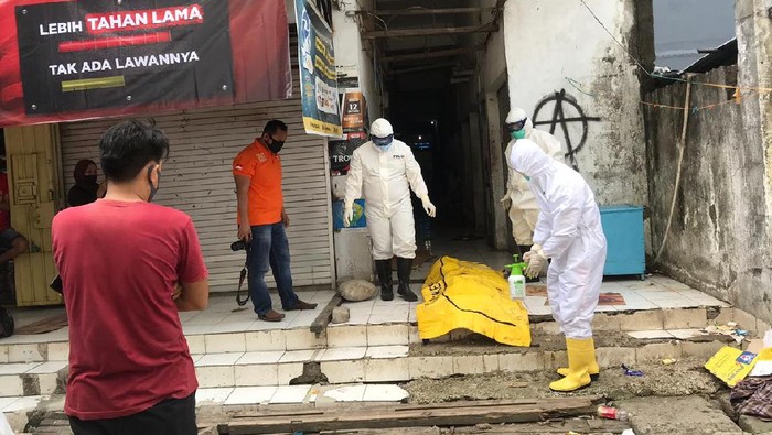 Evakuasi Jenazah di Pasar Makassar