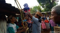 Acara dibuka dengan menyalakan petasan di halaman rumah. Setelah itu, disiapkan tangga yang terbuat dari batang tebu dan sangkar terbuat dari bambu di depan rumah. Tradisi dimulai dengan si bayi menaiki tangga dari bambu dengan digendong ayahnya.