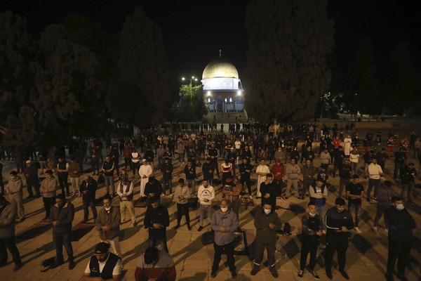 Menurut Dewan Wakaf Islam, penyebaran COVID-19 yang melambat di sana, membuat penutupan masjid ini diakhiri. Sebelumnya, masjid tersebut sudah ditutup sejak 15 Maret 2020. (Foto: AP/Mahmoud Illean) Menurut Dewan Wakaf Islam, penyebaran COVID-19 yang melambat di sana, membuat penutupan masjid ini diakhiri. Sebelumnya, masjid tersebut sudah ditutup sejak 15 Maret 2020. (Foto: AP/Mahmoud Illean)