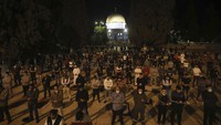 Menurut Dewan Wakaf Islam, penyebaran COVID-19 yang melambat di sana, membuat penutupan masjid ini diakhiri. Sebelumnya, masjid tersebut sudah ditutup sejak 15 Maret 2020. (Foto: AP/Mahmoud Illean)