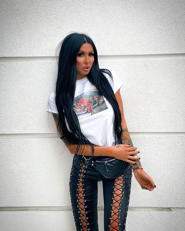 Bintang reality show asal Bosnia Tijana Maksimovic jadi sensasi setelah terjerat kasus prostitusi. Wanita 26 tahun itu ditangkap polisi karena diduga sebagai muncikari. Foto: Instagram