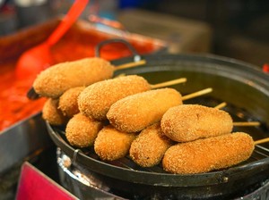 Liburan di Rumah, Yuk Bikin Corn Dog Mie buat Camilan Keluarga