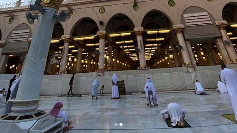 Pemerintah Arab Saudi membuka kembali Masjid Nabawi, Madinah, setelah ditutup akibat virus Corona. Begini potret salat saat Masjid Nabawi dibuka.