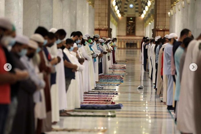 Pemerintah Arab Saudi membuka kembali Masjid Nabawi, Madinah, setelah ditutup akibat virus Corona. Begini potret salat saat Masjid Nabawi dibuka.