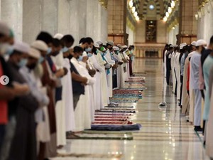 Ketentuan Salat Arbain di Madinah bagi Lansia, Wajibkah?