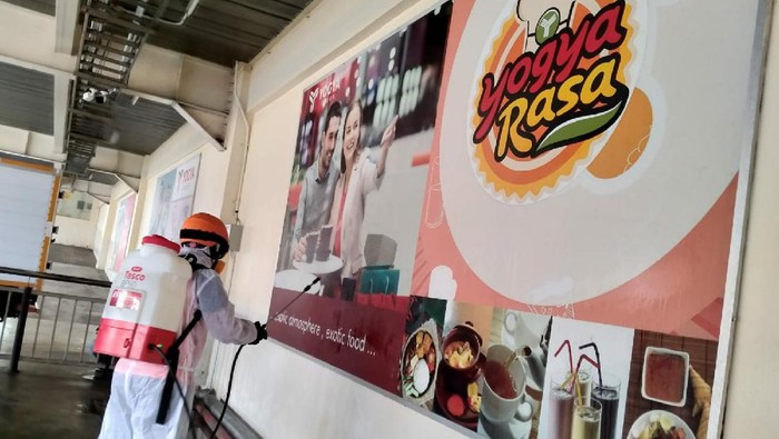 Petugas menyemprotkan disinfektan di Toserba Ciamis