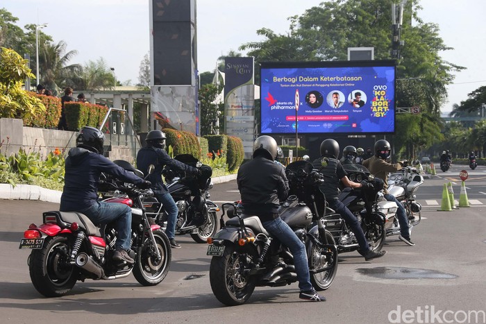 Sejumlah pengendara Moge melintas di Flyover Pancoran, Jakarta, Minggu (31/05/2020). Mereka berkonvoi jelang penerapan new normal.