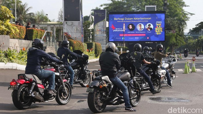 Sejumlah pengendara Moge melintas di Flyover Pancoran, Jakarta, Minggu (31/05/2020). Mereka berkonvoi jelang penerapan new normal.