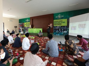 Sambut Bulan Soekarno, Bupati Anas Bagikan Buku Bung Karno ke NU-Pesantren