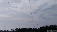 Langit wilayah Kota Pekalongan dan sebagian Kabupaten Pekalongan pun dihiasi balon-balon udara tanpa awak.