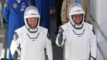 Salam terakhir  astronaut Doug Hurley dan Bob Behnken sebelum masuk ke kapsul Crew Dragon dan melesat ke angkasa dengan roket Falcon 9. Foto: AP/David J. Phillip