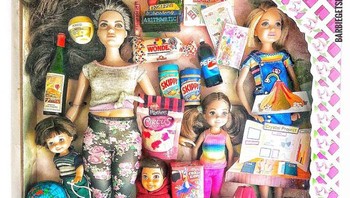 Ilustrasi yang cukup menggambarkan perjuang ibu-ibu yang harus mengurus rumah sekaligus membantu anaknya mengerjakan tugas sekolah. Huft. Foto: Instagram @grandmagetsreal via Bored Panda