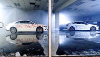 Sejumlah mobil Mercedes yang berada di dalam showroom dirusak oleh demonstran. AP Photo/Noah Berger.