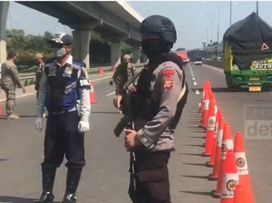 Penyekatan Kendaraan di Tol Japek Dikawal Polisi Bersenjata Lengkap