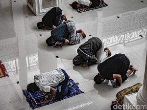 Hukum Salat Jamaah Safnya Tak Rapat Karena Pandemi Menurut MUI DKI