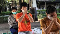 Para jemaat khusyuk berdoa.