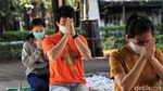 Melihat Umat Buddha Berdoa di Tengah Pandemi Melihat Umat Buddha Berdoa di Tengah Pandemi