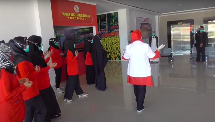 Para perawat melantunkan lagu perpisahan ke pasien Corona yang telah sembuh. (Abdy Febriady/detikcom)