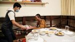 Melihat Umat Buddha Berdoa di Tengah Pandemi
