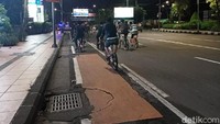 Dalam PSBB, diatur jam malam tidak diperbolehkan keluar rumah dengan tujuan tidak jelas mulai pukul 21.00-04.00 WIB.
