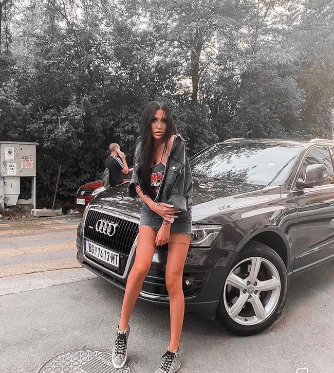 Tijana Maksimovic sendiri dikenal dengan kehidupan glamour dan suka party. Kepada media Bosnia, Tijana pernah mengaku bahwa dia datang dari keluarga kaya raya, namun diusir dari rumah karena skandal dan gosip yang sering menyertainya. Foto: dok. Instagram Tijana Maksimovic