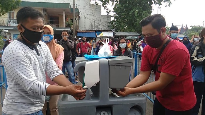 Ratusan Orang Antre Dites Corona di Surabaya Ratusan Orang Antre Dites Corona di Surabaya