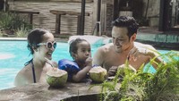 Ayah tiga orang anak ini dikenal sangat dekat dengan keluarga. Berbagai momen seru dijalani bersama istri dan anak-anaknya. Potret keluarga bahagia ini bahkan kerap dipamerkan lewat media sosial. Foto: instagram Dwi Sasono