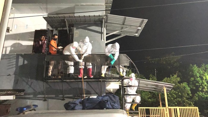 Petugas pakai APD mengevakuasi mayat pria di kamar kos di Makassar